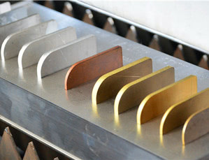 Corte por láser de fibra de varios tipos de materiais metálicos con diferente grosor