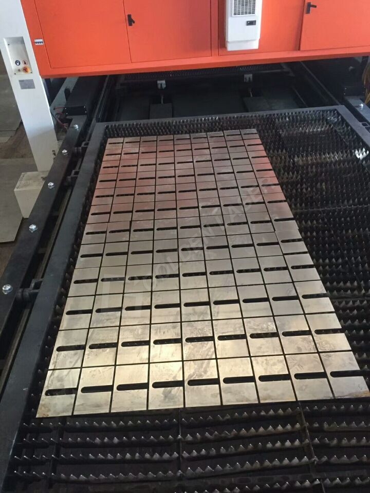 stroj za lasersko rezanje limova