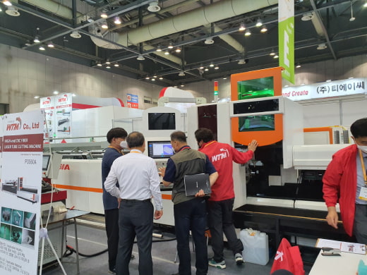 Tube Laser Cutter di SIMTOS Korea