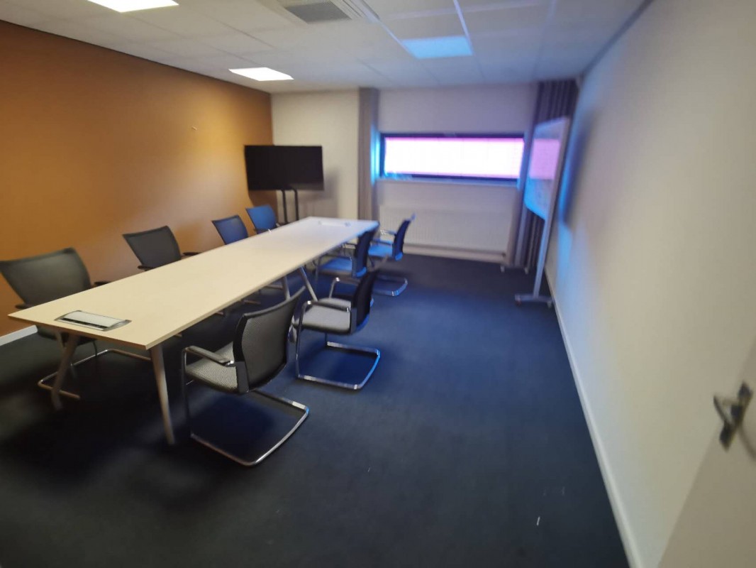 Igumbi lokuhlangana le-laser yegolide