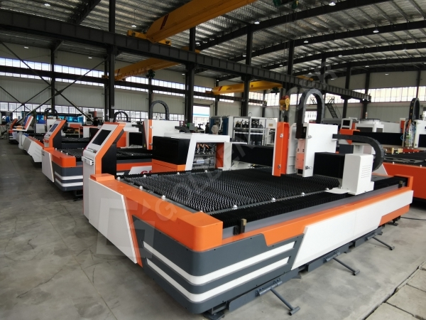 공장의 금속판 레이저 절단기